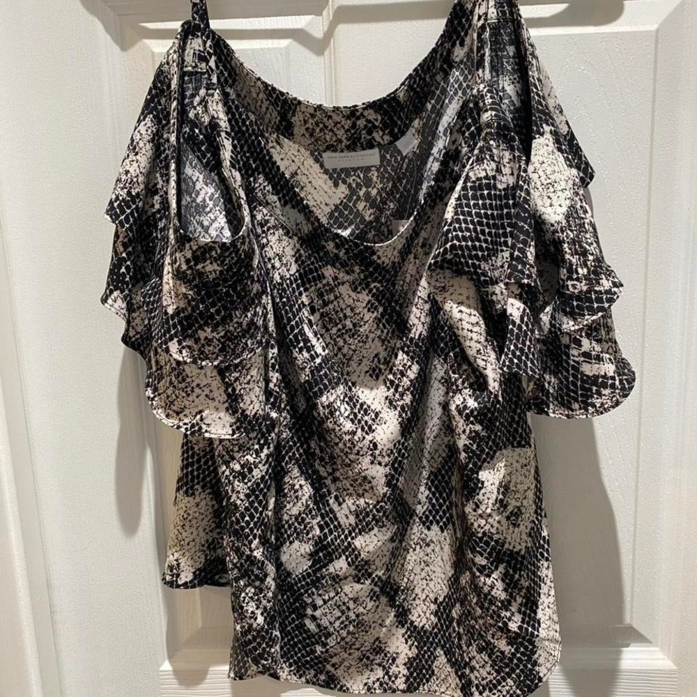 New York & Company Snakeskin Print Cold Shoulder Ruffle Sleeve Top Size Large